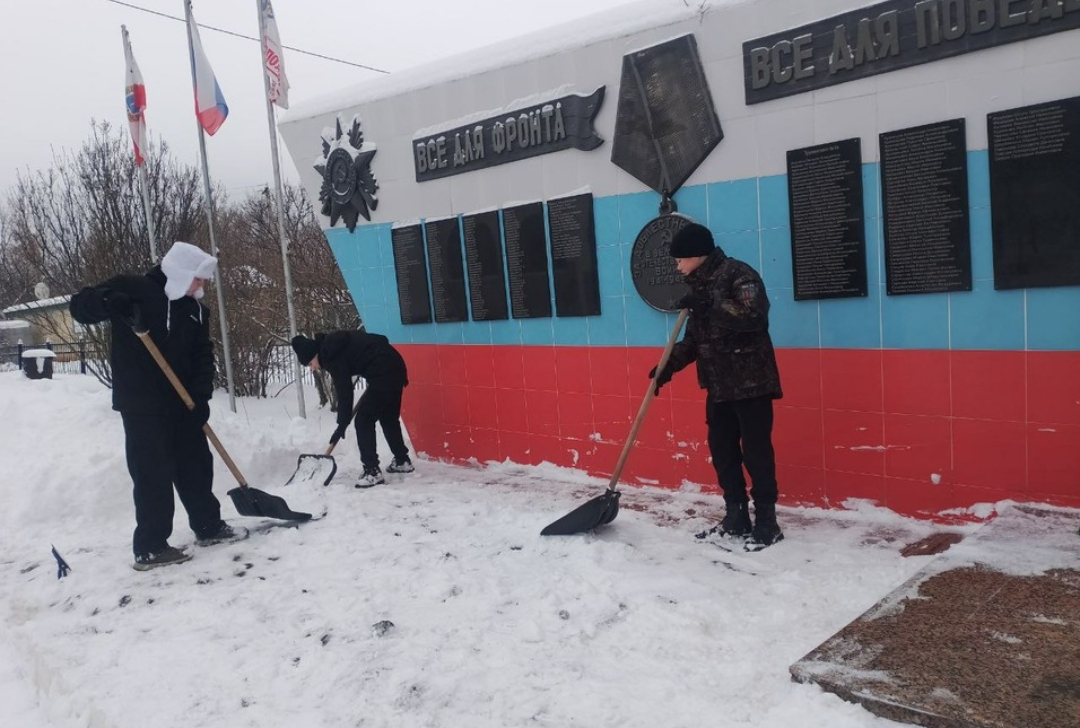Лопаты в руки: школьники помогают расчищать Татищевский район от снега